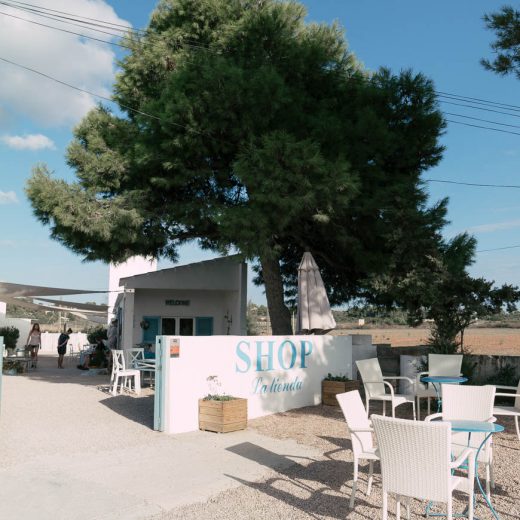 Das Salinen-Café im Süden von Mallorca mit kleinem Shop und schöner Außenterrasse